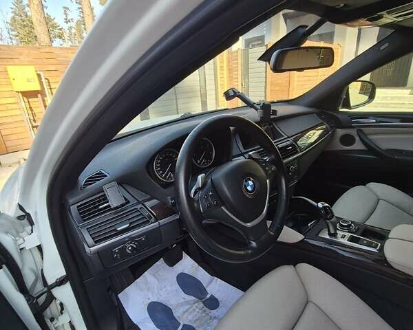 Белый БМВ Х6, объемом двигателя 3 л и пробегом 290 тыс. км за 18000 $, фото 65 на Automoto.ua