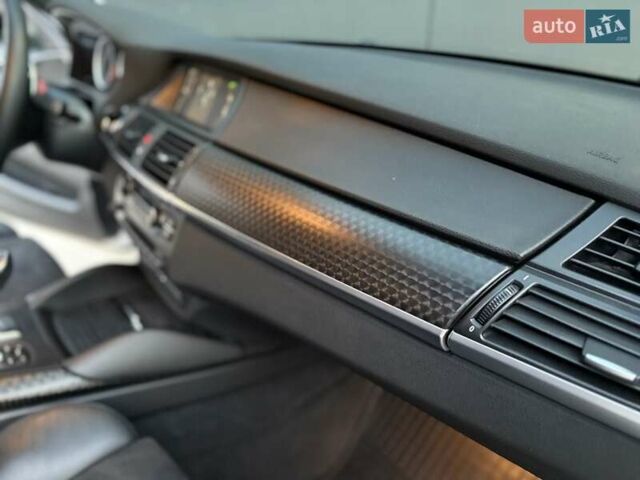 Белый БМВ Х6, объемом двигателя 3 л и пробегом 245 тыс. км за 15650 $, фото 49 на Automoto.ua