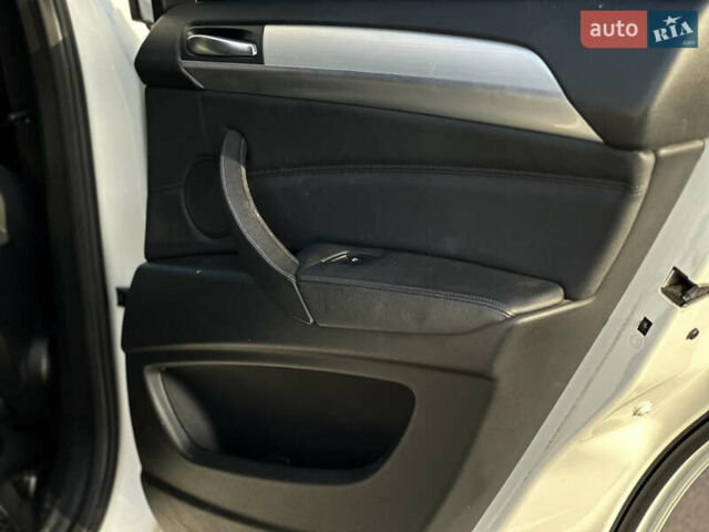 Белый БМВ Х6, объемом двигателя 3 л и пробегом 320 тыс. км за 18850 $, фото 25 на Automoto.ua