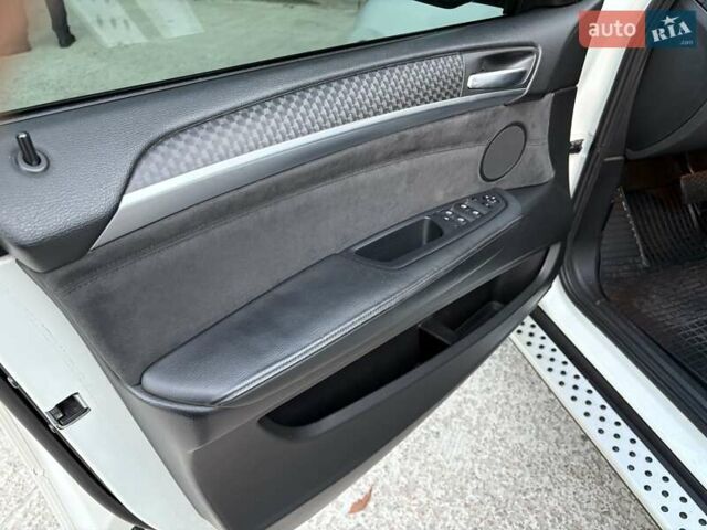 Белый БМВ Х6, объемом двигателя 3 л и пробегом 245 тыс. км за 15650 $, фото 47 на Automoto.ua