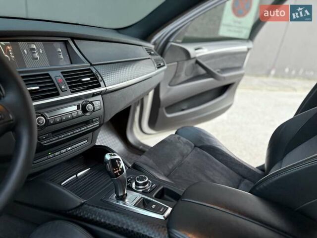 Белый БМВ Х6, объемом двигателя 3 л и пробегом 245 тыс. км за 15650 $, фото 39 на Automoto.ua