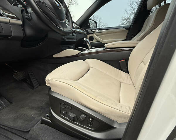 Белый БМВ Х6, объемом двигателя 2.99 л и пробегом 150 тыс. км за 17000 $, фото 12 на Automoto.ua