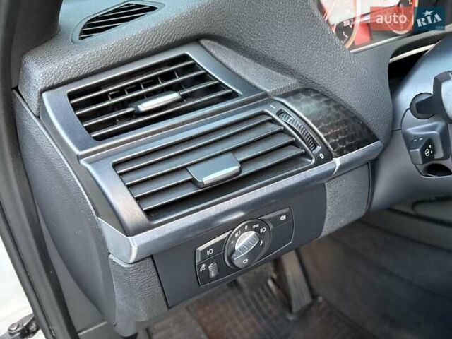 Белый БМВ Х6, объемом двигателя 3 л и пробегом 245 тыс. км за 15650 $, фото 40 на Automoto.ua