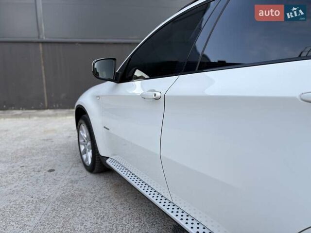 Белый БМВ Х6, объемом двигателя 3 л и пробегом 245 тыс. км за 15650 $, фото 58 на Automoto.ua