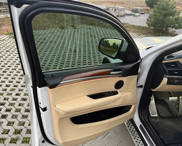 Белый БМВ Х6, объемом двигателя 2.99 л и пробегом 261 тыс. км за 23999 $, фото 3 на Automoto.ua