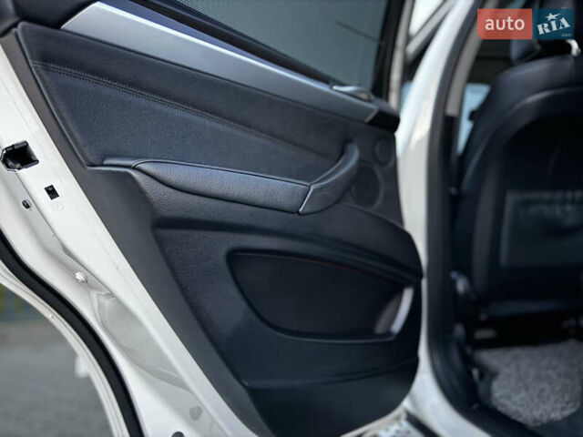 Белый БМВ Х6, объемом двигателя 3 л и пробегом 200 тыс. км за 22800 $, фото 67 на Automoto.ua