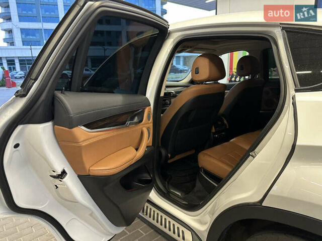 Белый БМВ Х6, объемом двигателя 3 л и пробегом 157 тыс. км за 25999 $, фото 11 на Automoto.ua