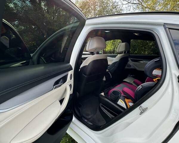 Белый БМВ Х6, объемом двигателя 3 л и пробегом 102 тыс. км за 51999 $, фото 18 на Automoto.ua