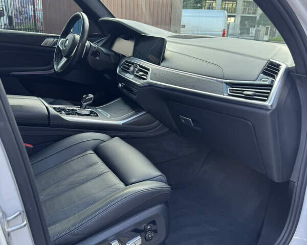 Белый БМВ X7, объемом двигателя 3 л и пробегом 75 тыс. км за 74000 $, фото 35 на Automoto.ua