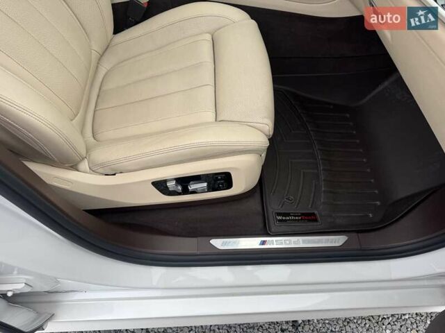 Белый БМВ X7, объемом двигателя 2.99 л и пробегом 98 тыс. км за 79000 $, фото 98 на Automoto.ua