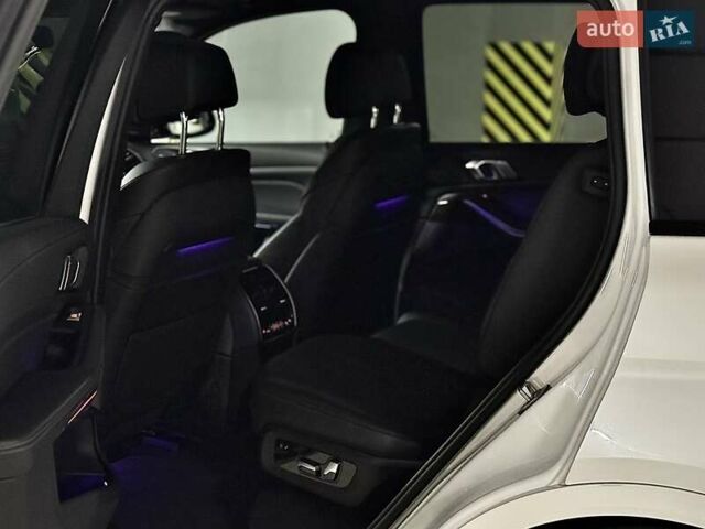Белый БМВ X7, объемом двигателя 4.39 л и пробегом 99 тыс. км за 71900 $, фото 22 на Automoto.ua