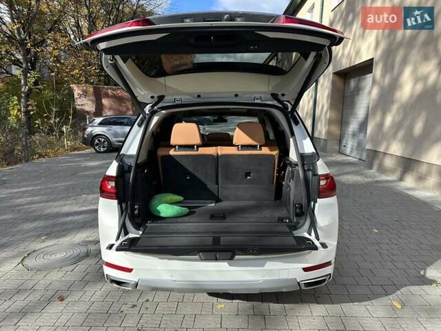 Белый БМВ X7, объемом двигателя 3 л и пробегом 67 тыс. км за 59500 $, фото 69 на Automoto.ua
