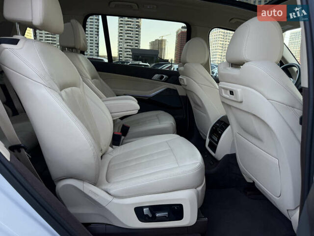 Белый БМВ X7, объемом двигателя 3 л и пробегом 109 тыс. км за 67000 $, фото 48 на Automoto.ua