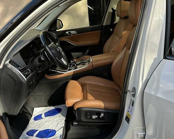 Белый БМВ X7, объемом двигателя 3 л и пробегом 67 тыс. км за 59500 $, фото 34 на Automoto.ua