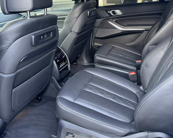 Белый БМВ X7, объемом двигателя 3 л и пробегом 75 тыс. км за 74000 $, фото 19 на Automoto.ua