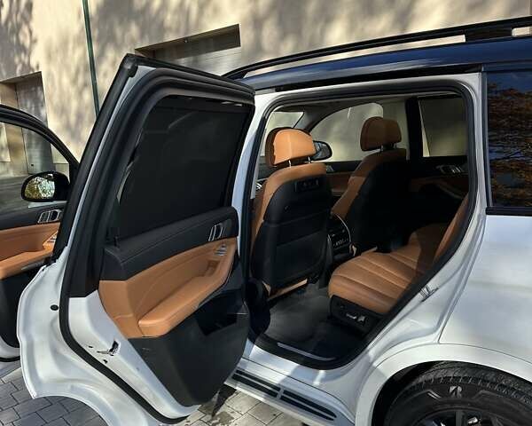Белый БМВ X7, объемом двигателя 3 л и пробегом 67 тыс. км за 59500 $, фото 39 на Automoto.ua