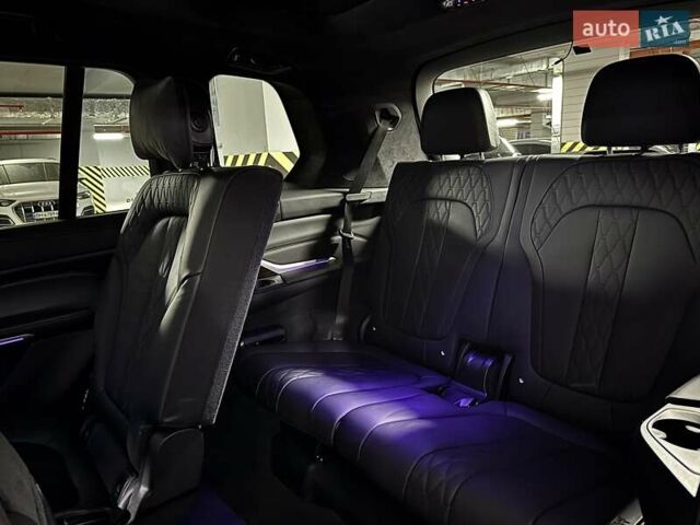 Белый БМВ X7, объемом двигателя 4.39 л и пробегом 99 тыс. км за 71900 $, фото 23 на Automoto.ua