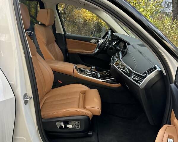 Белый БМВ X7, объемом двигателя 3 л и пробегом 67 тыс. км за 59500 $, фото 56 на Automoto.ua