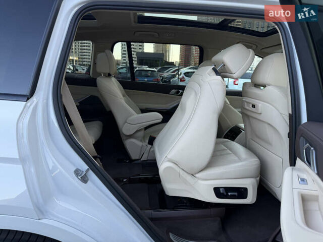 Белый БМВ X7, объемом двигателя 3 л и пробегом 109 тыс. км за 67000 $, фото 43 на Automoto.ua