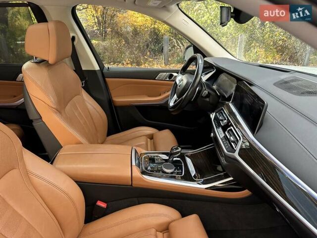 Белый БМВ X7, объемом двигателя 3 л и пробегом 67 тыс. км за 59500 $, фото 59 на Automoto.ua