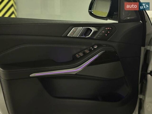 Белый БМВ X7, объемом двигателя 4.39 л и пробегом 99 тыс. км за 71900 $, фото 14 на Automoto.ua