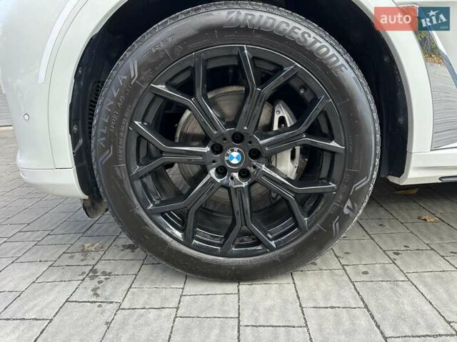 Белый БМВ X7, объемом двигателя 3 л и пробегом 67 тыс. км за 59500 $, фото 27 на Automoto.ua