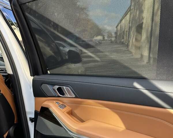 Белый БМВ X7, объемом двигателя 3 л и пробегом 67 тыс. км за 59500 $, фото 61 на Automoto.ua