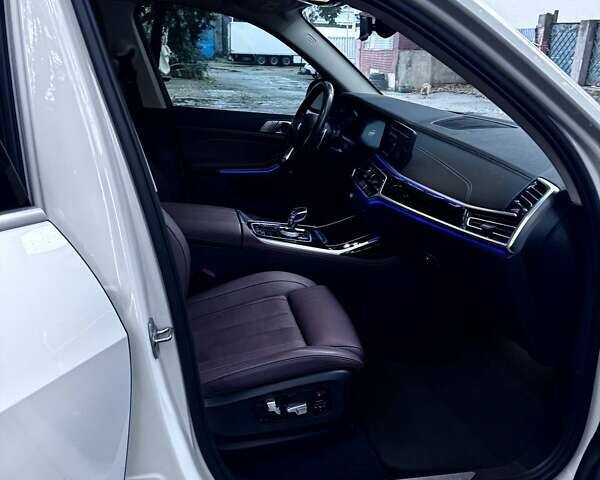 Белый БМВ X7, объемом двигателя 3 л и пробегом 156 тыс. км за 58000 $, фото 22 на Automoto.ua