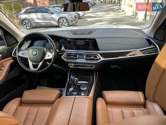 Белый БМВ X7, объемом двигателя 3 л и пробегом 67 тыс. км за 59500 $, фото 68 на Automoto.ua