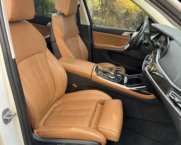 Белый БМВ X7, объемом двигателя 3 л и пробегом 67 тыс. км за 59500 $, фото 57 на Automoto.ua