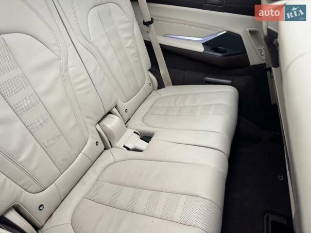 Белый БМВ X7, объемом двигателя 2.99 л и пробегом 98 тыс. км за 79000 $, фото 88 на Automoto.ua