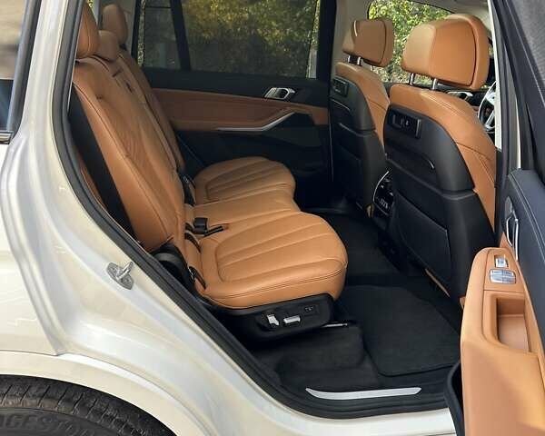 Белый БМВ X7, объемом двигателя 3 л и пробегом 67 тыс. км за 59500 $, фото 62 на Automoto.ua