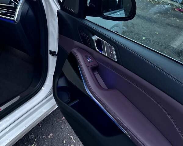 Белый БМВ X7, объемом двигателя 3 л и пробегом 156 тыс. км за 58000 $, фото 15 на Automoto.ua