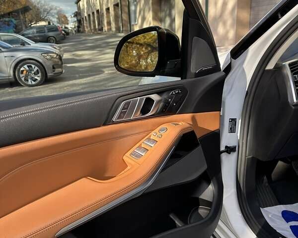 Белый БМВ X7, объемом двигателя 3 л и пробегом 67 тыс. км за 59500 $, фото 32 на Automoto.ua