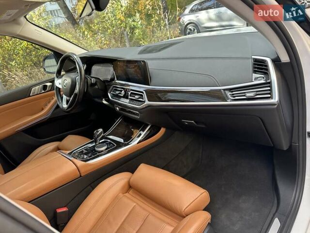 Белый БМВ X7, объемом двигателя 3 л и пробегом 67 тыс. км за 59500 $, фото 58 на Automoto.ua