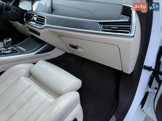 Белый БМВ X7, объемом двигателя 3 л и пробегом 109 тыс. км за 67000 $, фото 55 на Automoto.ua