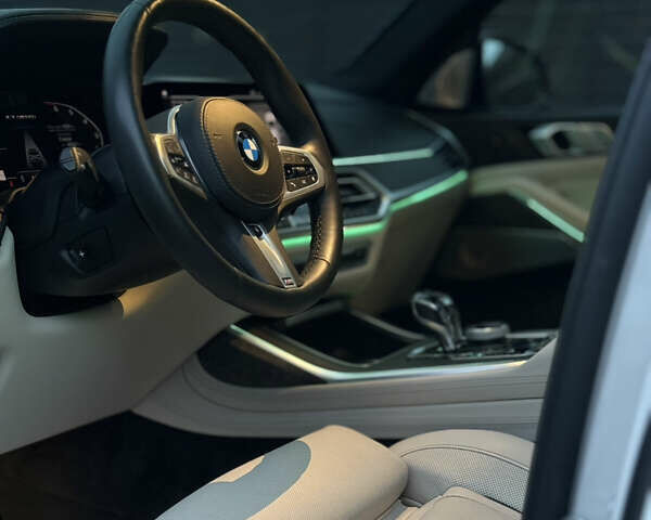Белый БМВ X7, объемом двигателя 4.39 л и пробегом 43 тыс. км за 85500 $, фото 5 на Automoto.ua