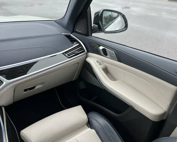 Белый БМВ X7, объемом двигателя 4.39 л и пробегом 51 тыс. км за 81900 $, фото 12 на Automoto.ua
