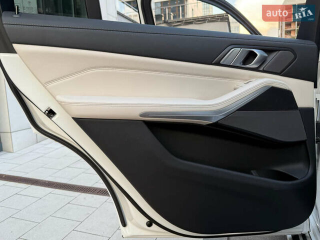 Белый БМВ X7, объемом двигателя 2.99 л и пробегом 83 тыс. км за 83000 $, фото 69 на Automoto.ua