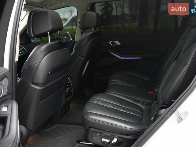 Белый БМВ X7, объемом двигателя 2.99 л и пробегом 141 тыс. км за 61000 $, фото 44 на Automoto.ua