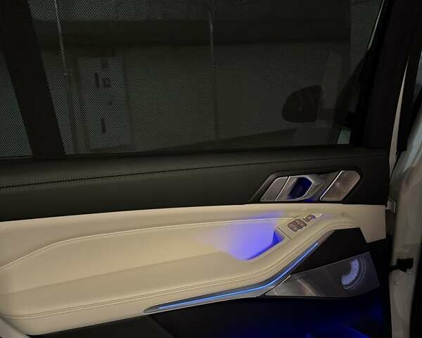 Белый БМВ X7, объемом двигателя 4.39 л и пробегом 41 тыс. км за 85500 $, фото 59 на Automoto.ua