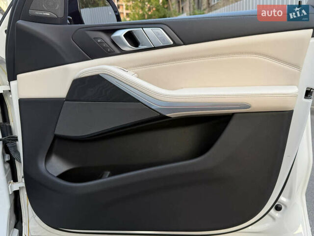 Белый БМВ X7, объемом двигателя 2.99 л и пробегом 83 тыс. км за 83000 $, фото 66 на Automoto.ua