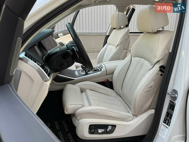 Белый БМВ X7, объемом двигателя 2.99 л и пробегом 83 тыс. км за 83000 $, фото 43 на Automoto.ua