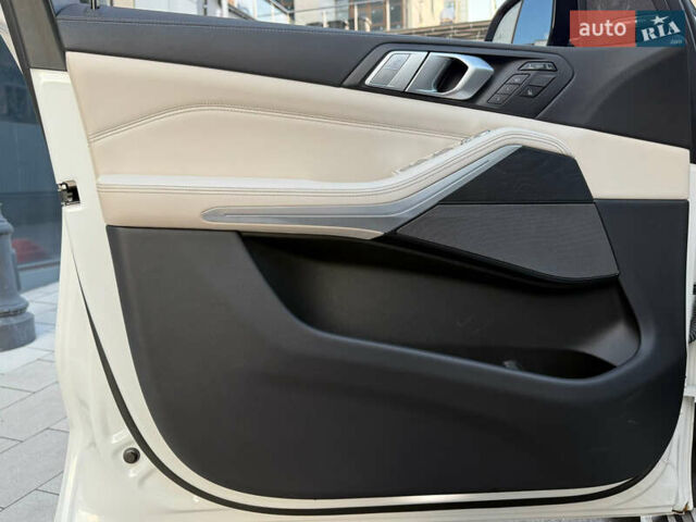 Белый БМВ X7, объемом двигателя 2.99 л и пробегом 83 тыс. км за 83000 $, фото 61 на Automoto.ua