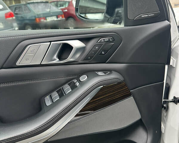 Белый БМВ X7, объемом двигателя 3 л и пробегом 154 тыс. км за 48999 $, фото 75 на Automoto.ua