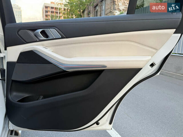 Белый БМВ X7, объемом двигателя 2.99 л и пробегом 83 тыс. км за 83000 $, фото 68 на Automoto.ua