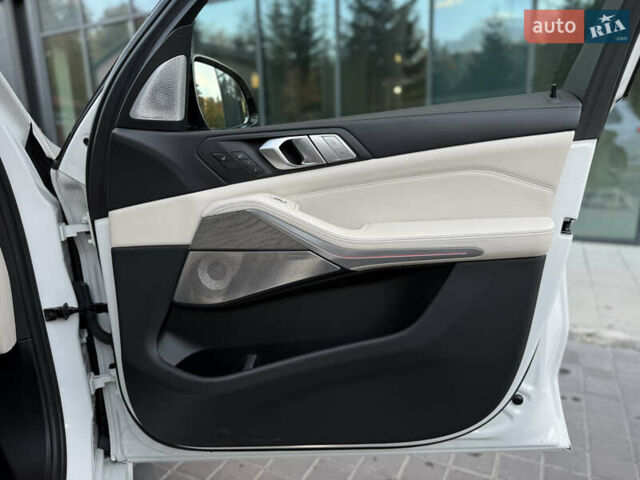 Белый БМВ X7, объемом двигателя 4.39 л и пробегом 58 тыс. км за 78999 $, фото 89 на Automoto.ua