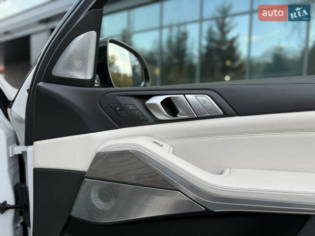 Белый БМВ X7, объемом двигателя 4.39 л и пробегом 58 тыс. км за 78999 $, фото 90 на Automoto.ua