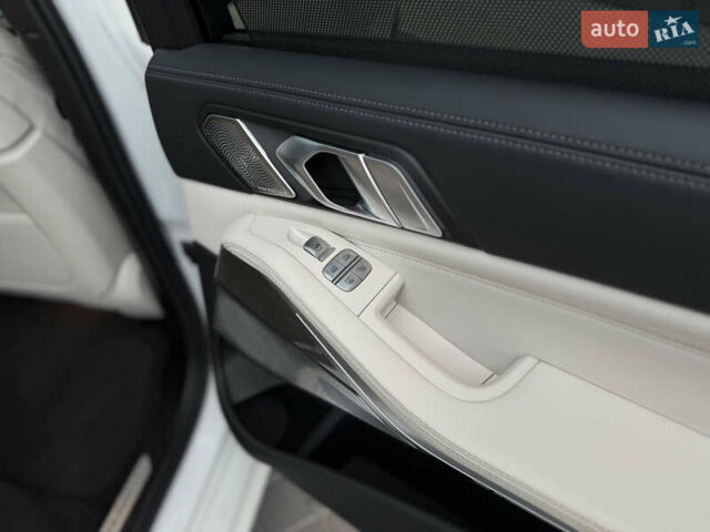 Белый БМВ X7, объемом двигателя 4.39 л и пробегом 58 тыс. км за 78999 $, фото 85 на Automoto.ua