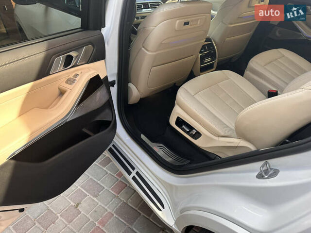 Белый БМВ X7, объемом двигателя 3 л и пробегом 17 тыс. км за 74500 $, фото 19 на Automoto.ua